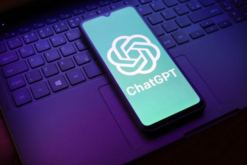 ChatGPT interface showing how the AI model sources and retrieves web content to generate answers