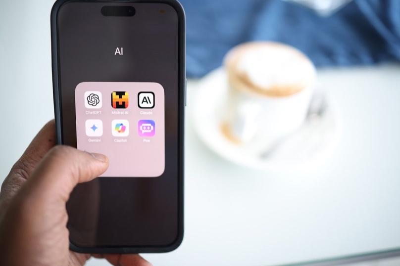 AI search apps on a smartphone including ChatGPT, Claude, Gemini, and Perplexity, the platforms businesses need citations from